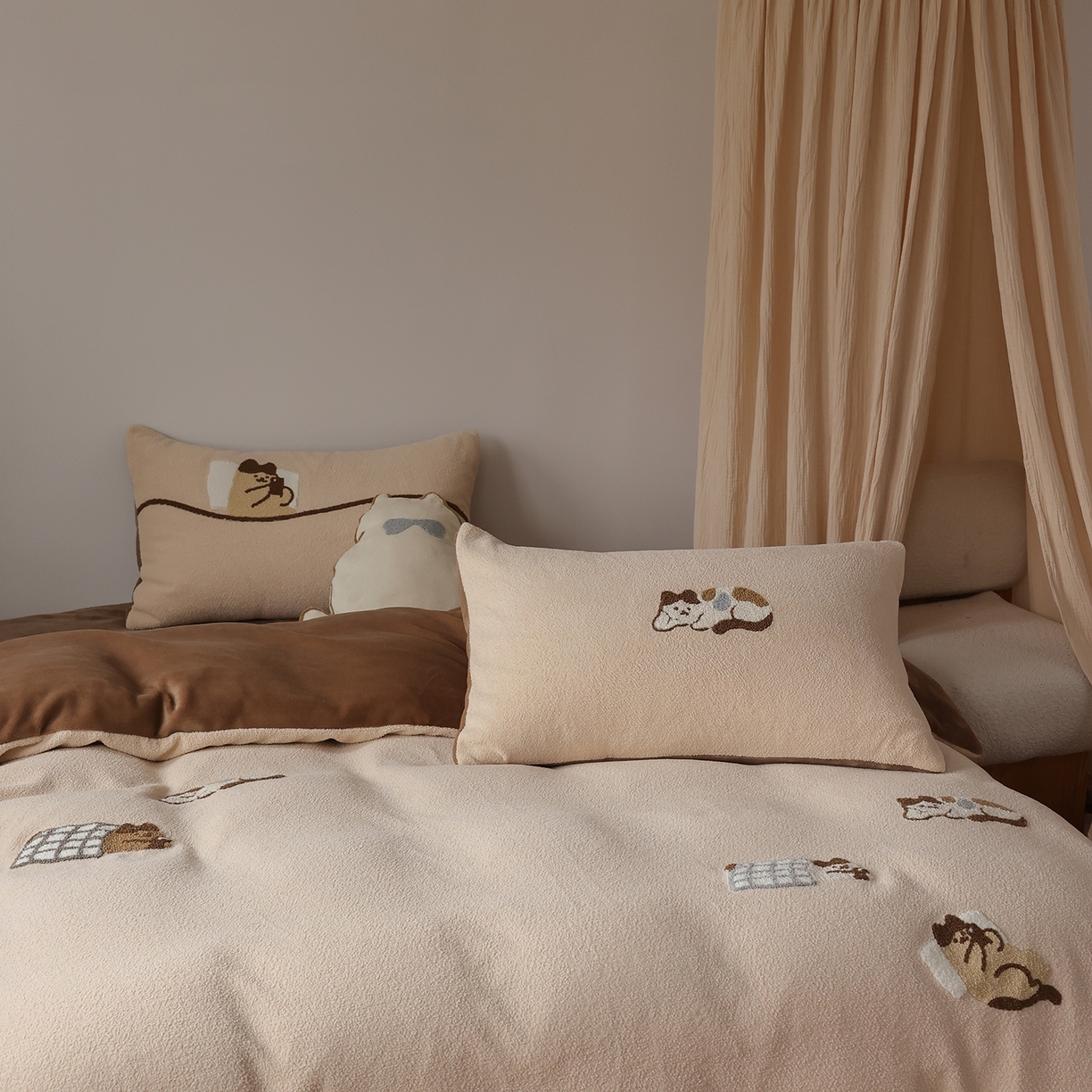 91家纺网 家纺一手货源 找家纺 风向标家纺 2025新款A类全消光暖呢绒毛巾绣四件套-减龄家宠系列（风格二） 躺平猫-奶茶