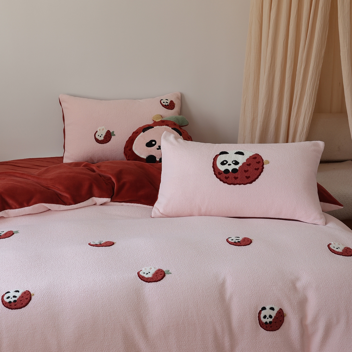 91家纺网 家纺一手货源 找家纺 风向标家纺 2025新款A类全消光暖呢绒毛巾绣四件套-减龄家宠系列（风格二） 荔枝熊猫-红