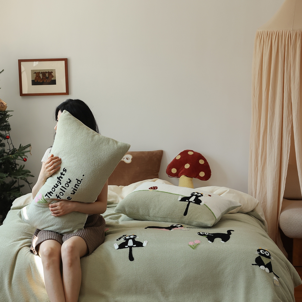 91家纺网 家纺一手货源 找家纺 风向标家纺 2025新款A类全消光暖呢绒毛巾绣四件套-减龄家宠系列（风格二） 炸毛小黑猫-灰绿