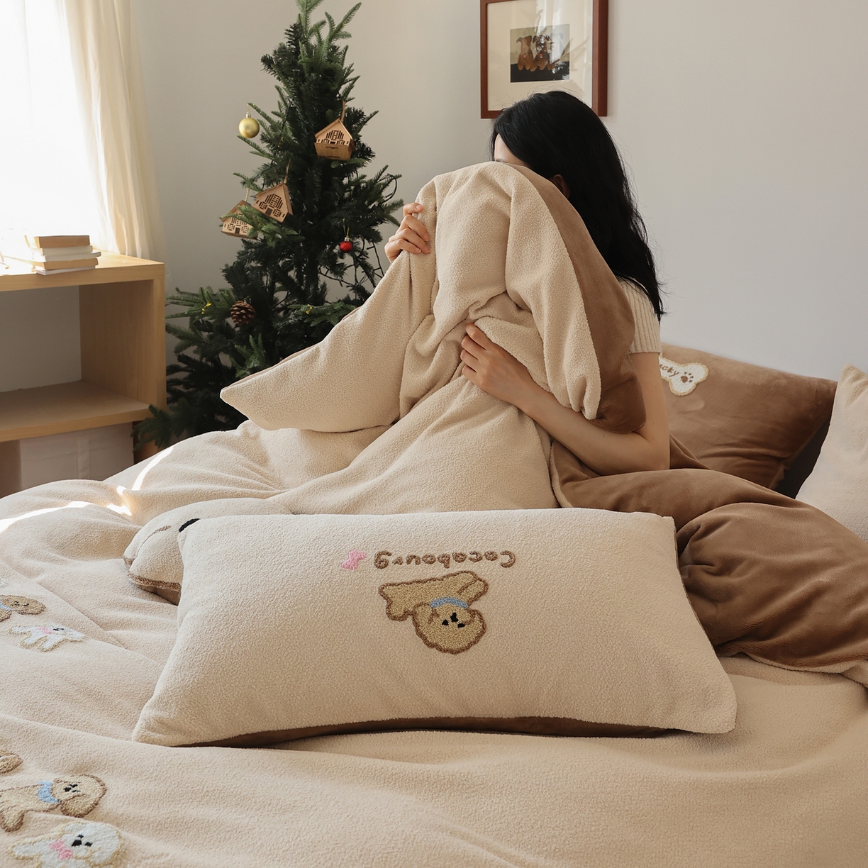 91家纺网 家纺一手货源 找家纺 风向标家纺 2025新款A类全消光暖呢绒毛巾绣四件套-减龄家宠系列（风格二） 站队小泰迪