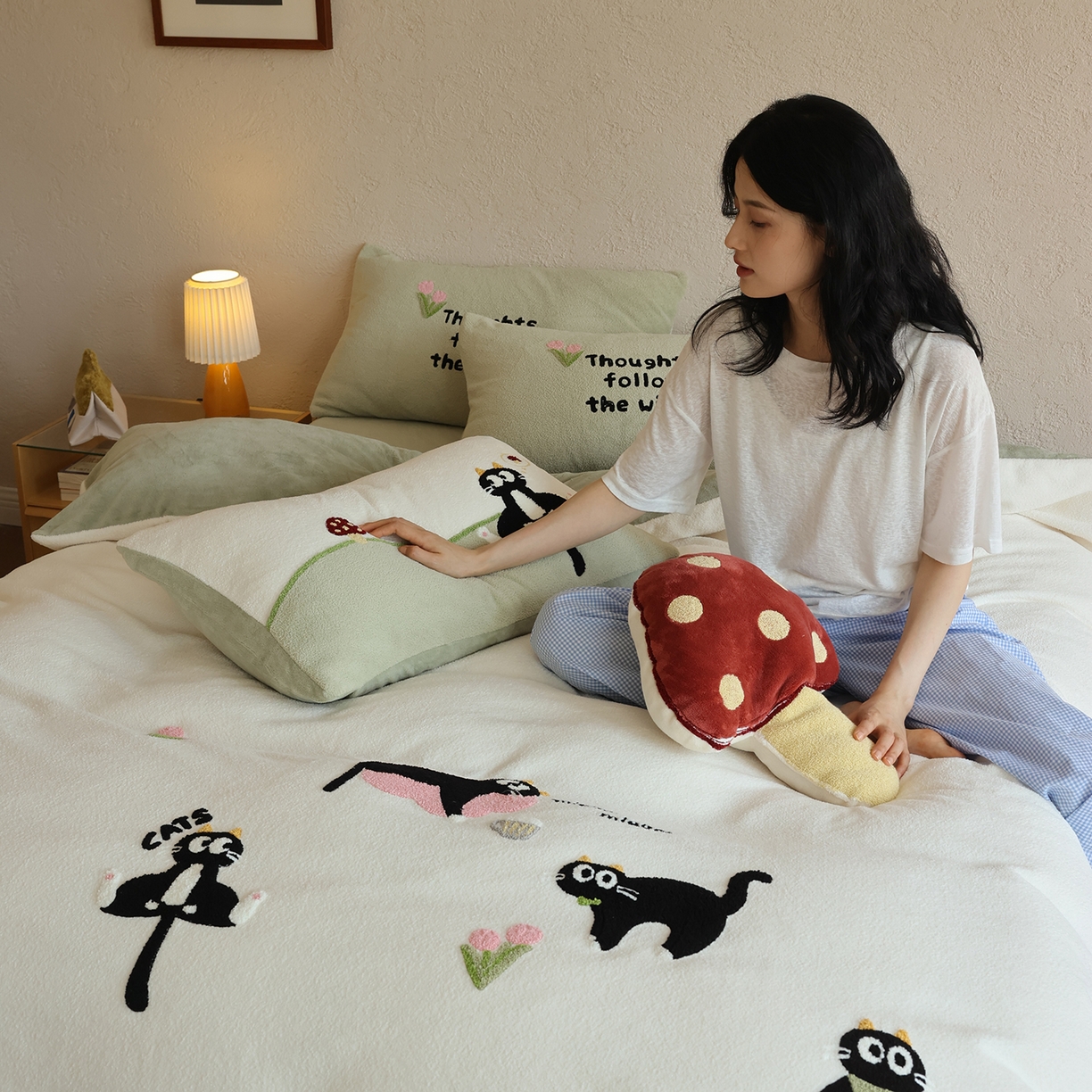 91家纺网 家纺一手货源 找家纺 风向标家纺 2025新款A类全消光暖呢绒毛巾绣四件套-减龄家宠系列（风格二） 炸毛小黑猫-奶白