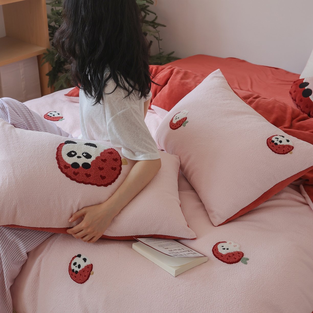 91家纺网 家纺一手货源 找家纺 风向标家纺 2025新款A类全消光暖呢绒毛巾绣四件套-减龄家宠系列（风格二） 荔枝熊猫-红