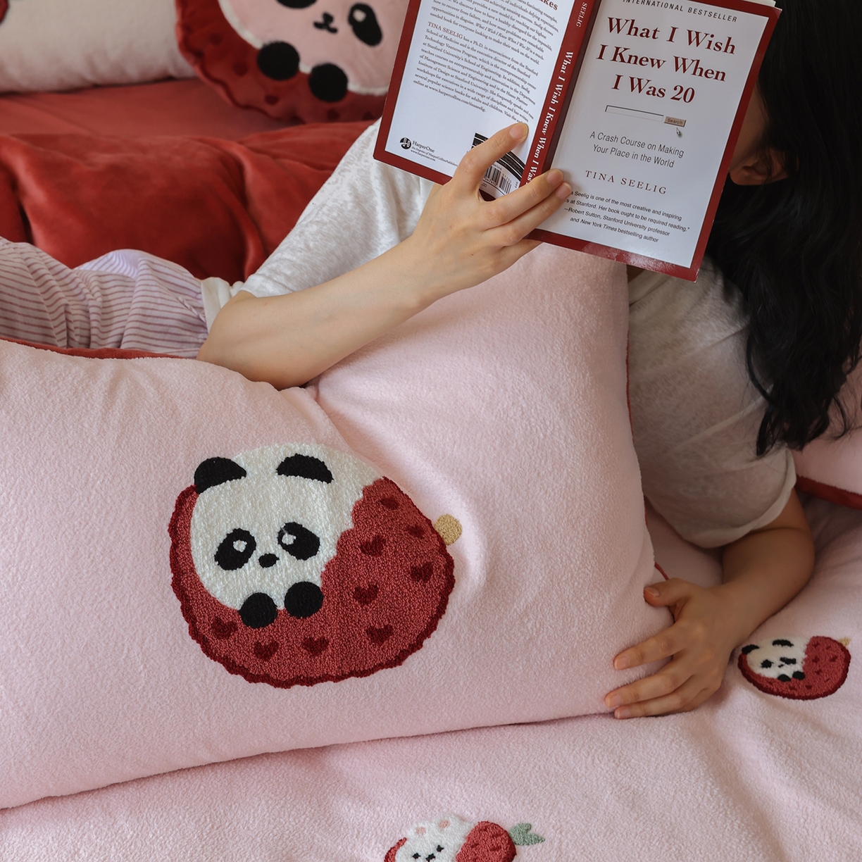 91家纺网 家纺一手货源 找家纺 风向标家纺 2025新款A类全消光暖呢绒毛巾绣四件套-减龄家宠系列（风格二） 荔枝熊猫-红