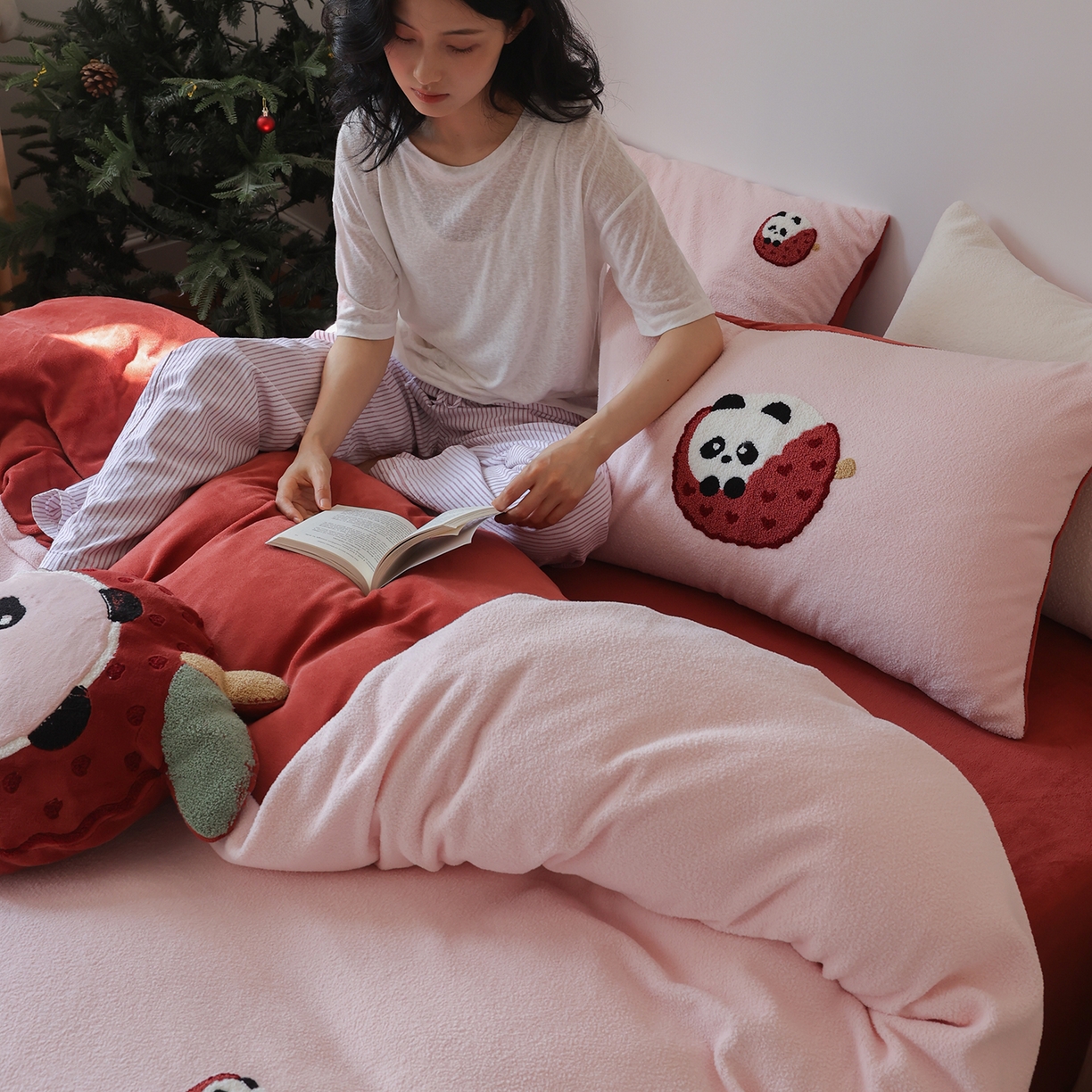 91家纺网 家纺一手货源 找家纺 风向标家纺 2025新款A类全消光暖呢绒毛巾绣四件套-减龄家宠系列（风格二） 荔枝熊猫-红