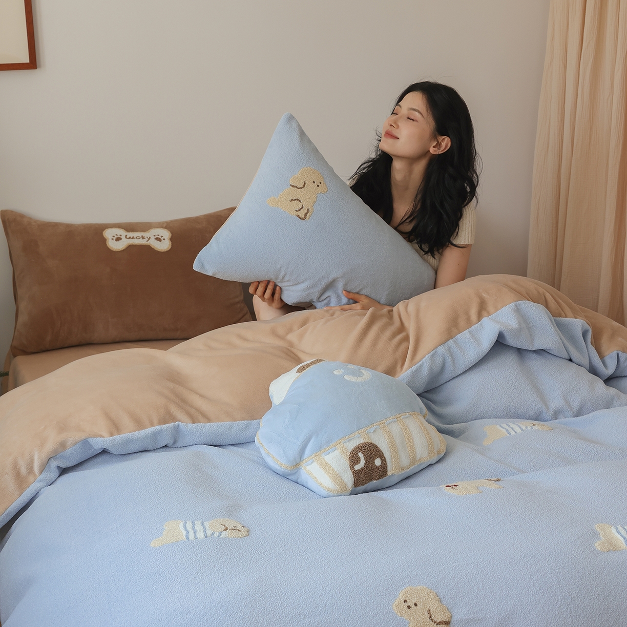 91家纺网 家纺一手货源 找家纺 风向标家纺 2025新款A类全消光暖呢绒毛巾绣四件套-减龄家宠系列（风格二） 海魂衫小狗-蓝咖