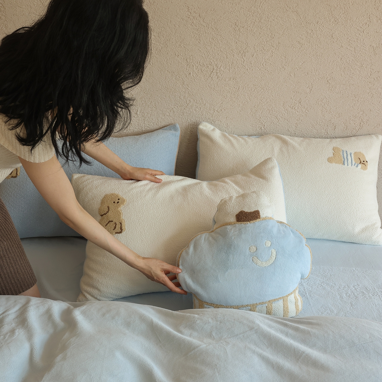 91家纺网 家纺一手货源 找家纺 风向标家纺 2025新款A类全消光暖呢绒毛巾绣四件套-减龄家宠系列（风格二） 海魂衫小狗-蓝白