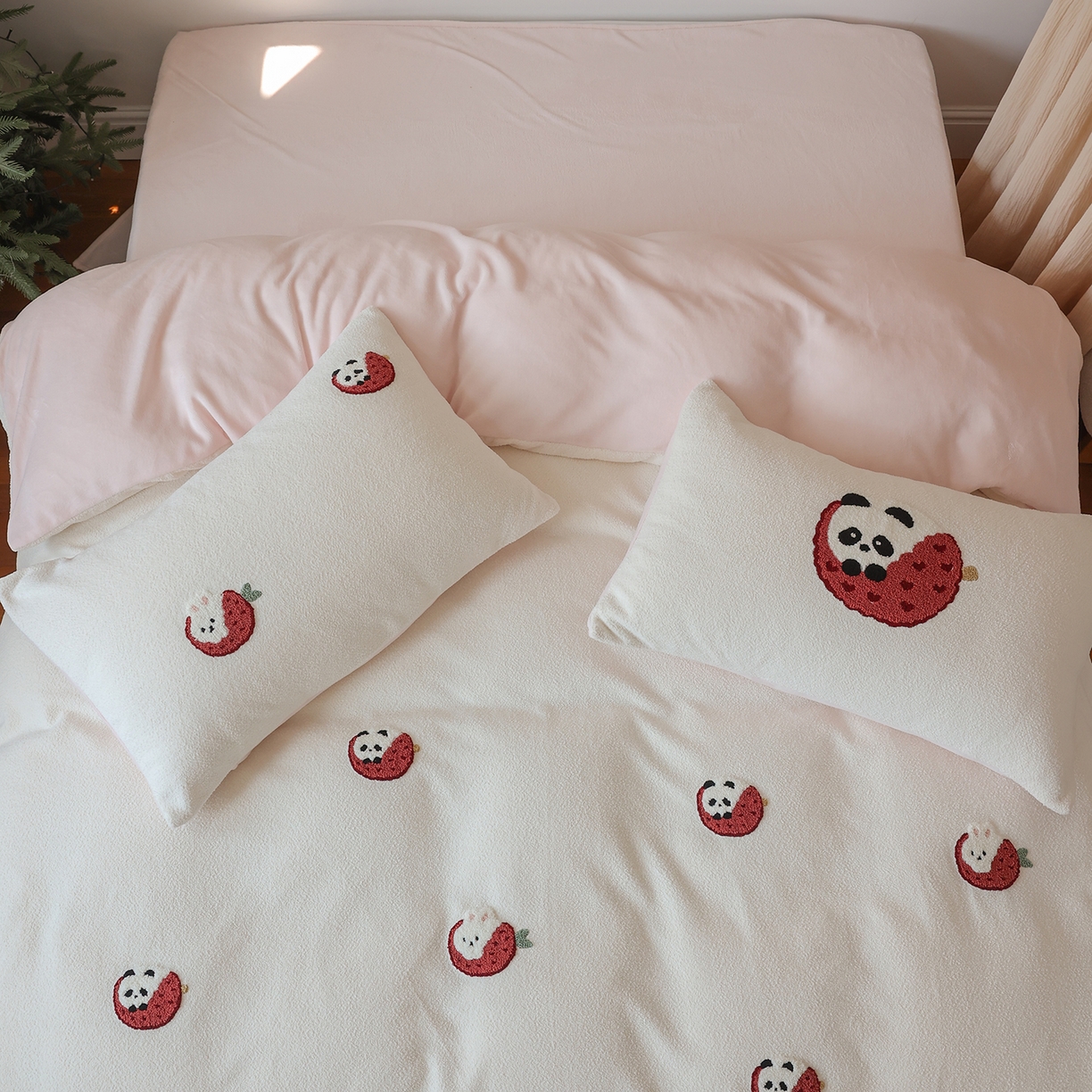 91家纺网 家纺一手货源 找家纺 风向标家纺 2025新款A类全消光暖呢绒毛巾绣四件套-减龄家宠系列（风格二） 荔枝熊猫-粉