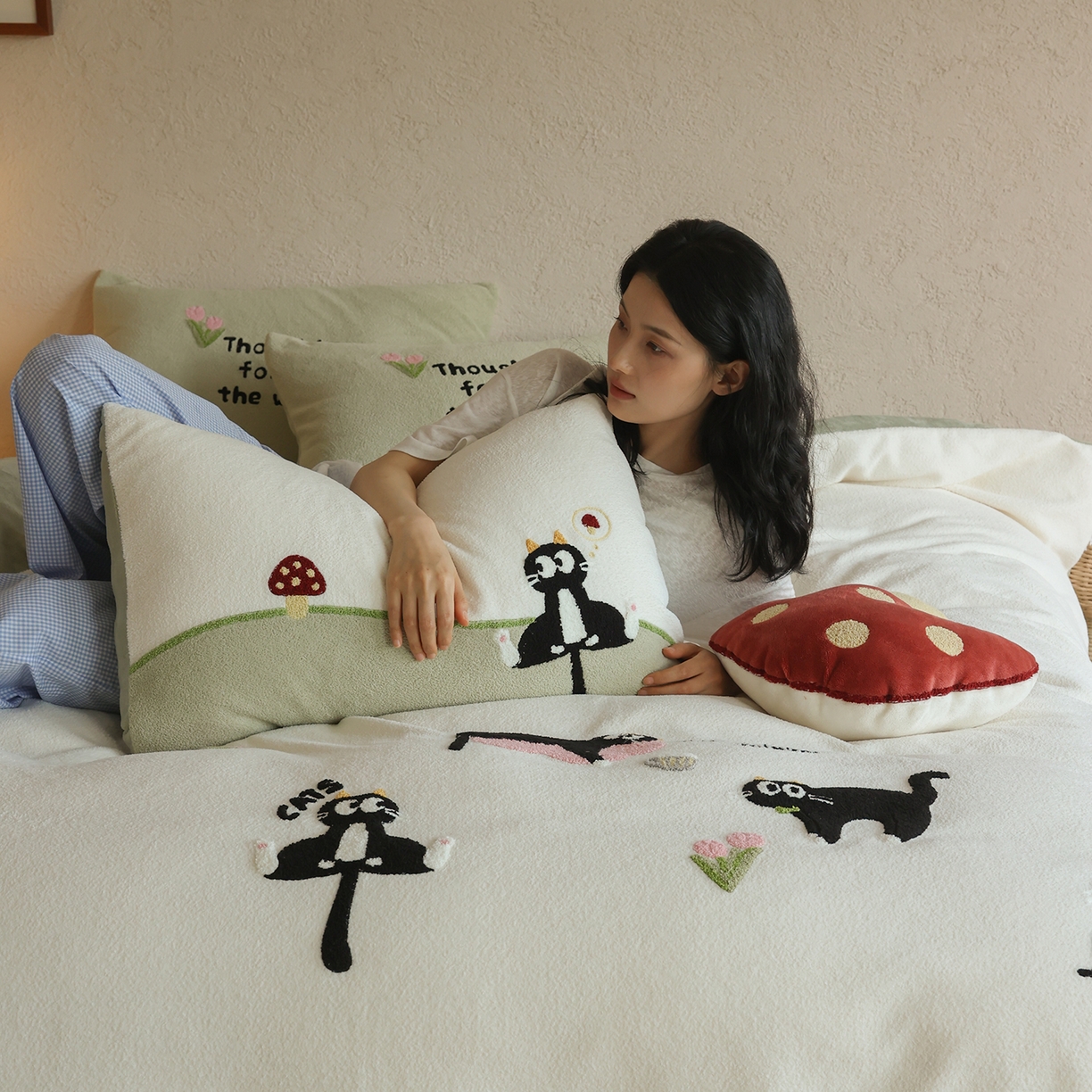 91家纺网 家纺一手货源 找家纺 风向标家纺 2025新款A类全消光暖呢绒毛巾绣四件套-减龄家宠系列（风格二） 炸毛小黑猫-奶白