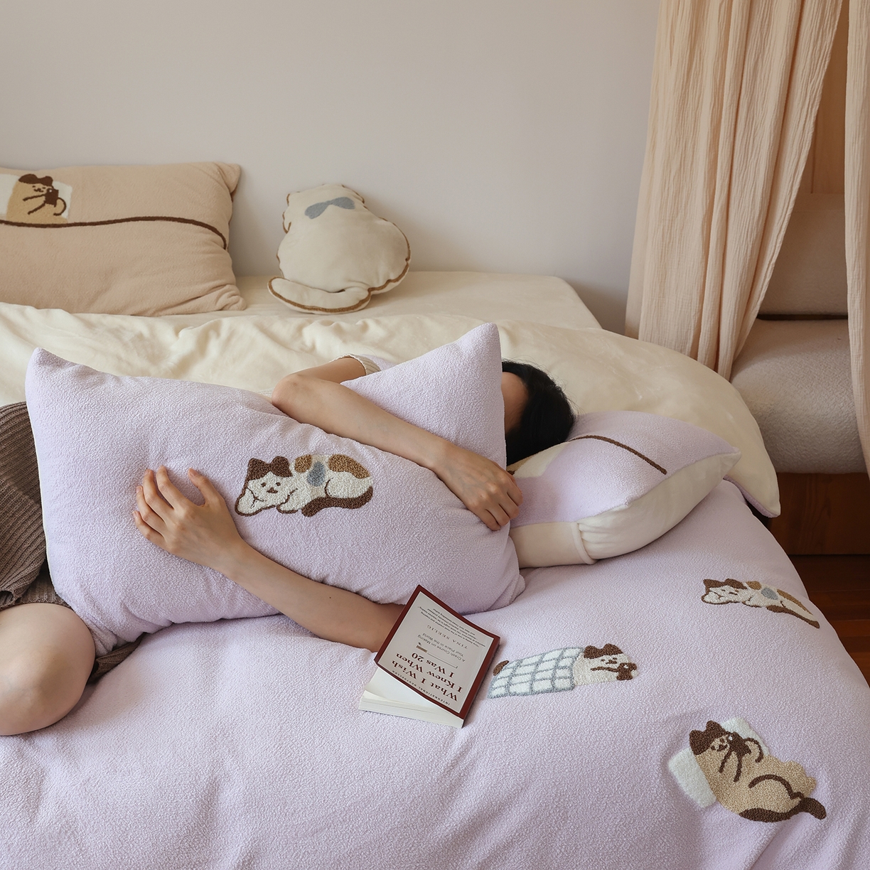 91家纺网 家纺一手货源 找家纺 风向标家纺 2025新款A类全消光暖呢绒毛巾绣四件套-减龄家宠系列（风格二） 躺平猫-淡紫