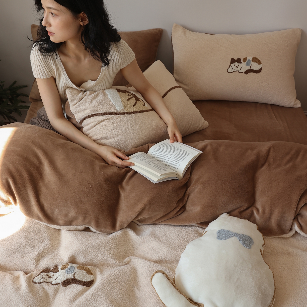 91家纺网 家纺一手货源 找家纺 风向标家纺 2025新款A类全消光暖呢绒毛巾绣四件套-减龄家宠系列（风格二） 躺平猫-奶茶