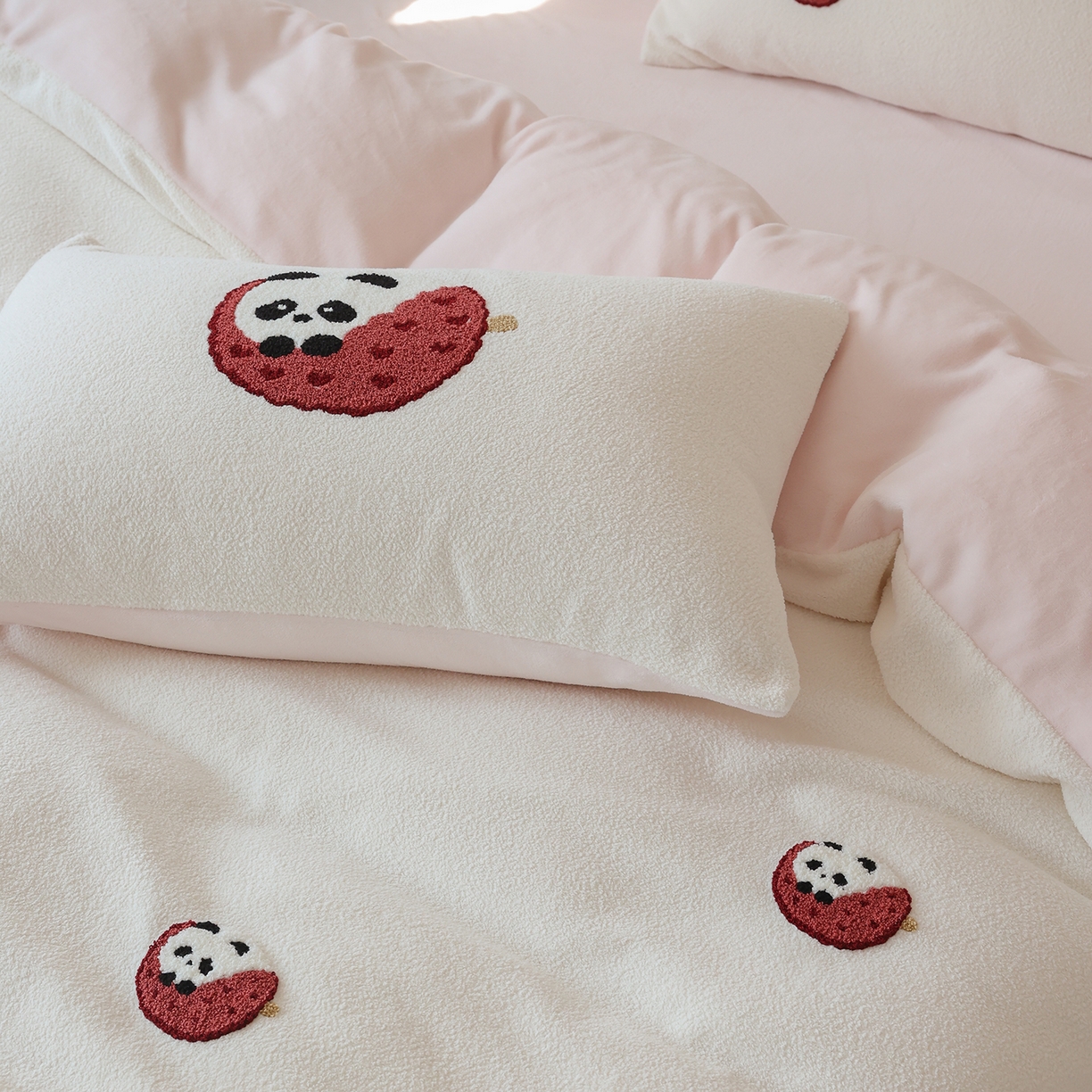 91家纺网 家纺一手货源 找家纺 风向标家纺 2025新款A类全消光暖呢绒毛巾绣四件套-减龄家宠系列（风格二） 荔枝熊猫-粉