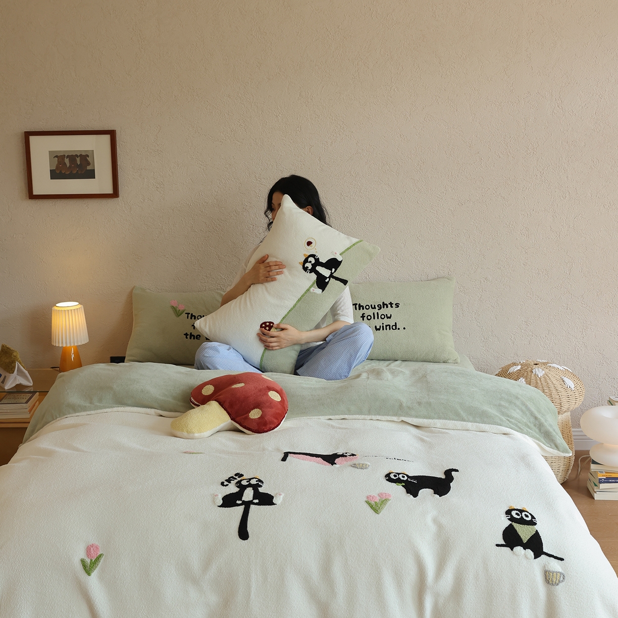 91家纺网 家纺一手货源 找家纺 风向标家纺 2025新款A类全消光暖呢绒毛巾绣四件套-减龄家宠系列（风格二） 炸毛小黑猫-奶白