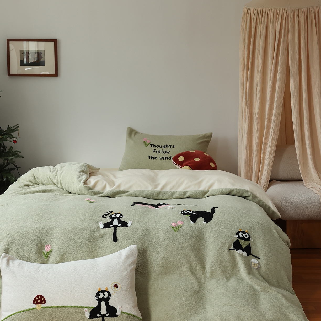 91家纺网 家纺一手货源 找家纺 风向标家纺 2025新款A类全消光暖呢绒毛巾绣四件套-减龄家宠系列（风格二） 炸毛小黑猫-灰绿