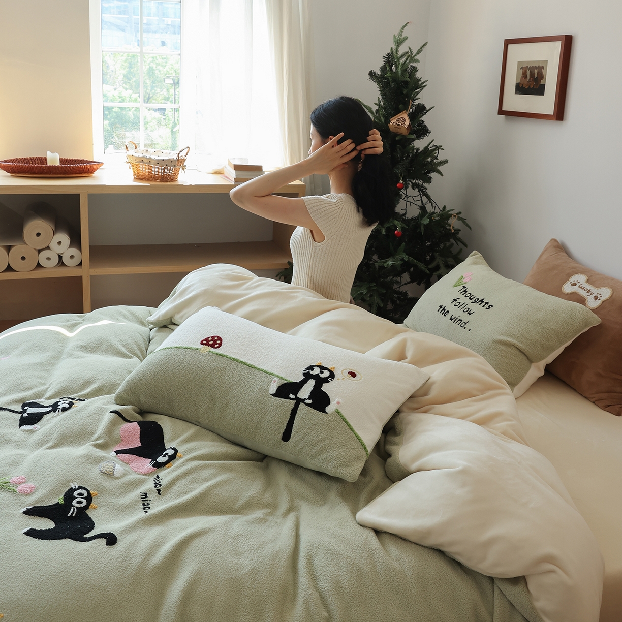 91家纺网 家纺一手货源 找家纺 风向标家纺 2025新款A类全消光暖呢绒毛巾绣四件套-减龄家宠系列（风格二） 炸毛小黑猫-灰绿