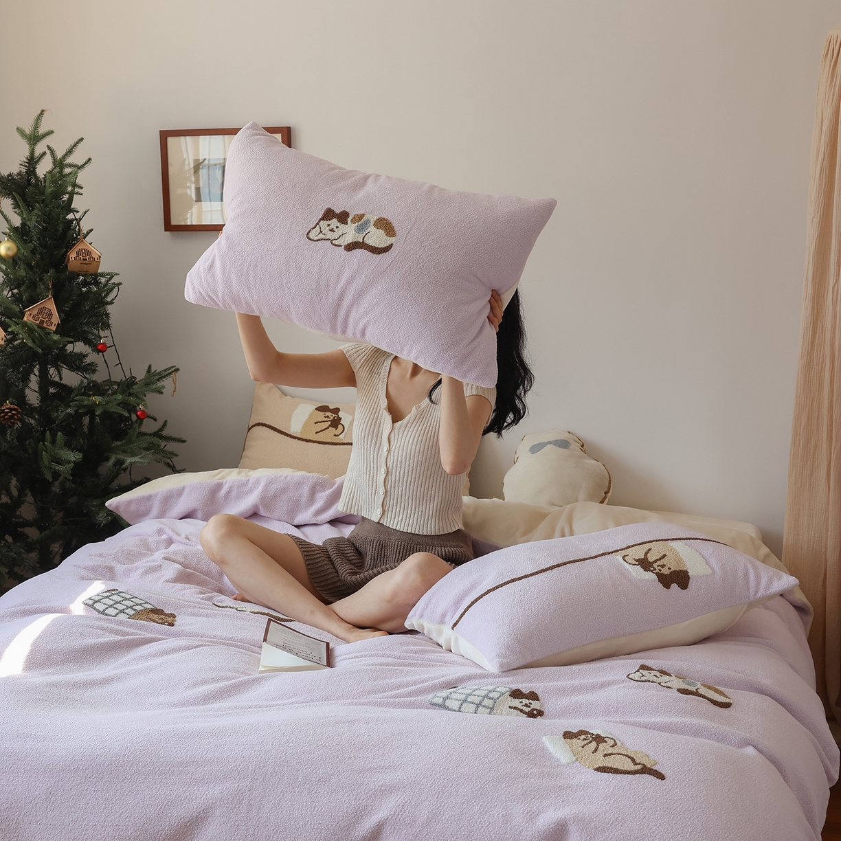 91家纺网 家纺一手货源 找家纺 风向标家纺 2025新款A类全消光暖呢绒毛巾绣四件套-减龄家宠系列（风格二） 躺平猫-淡紫