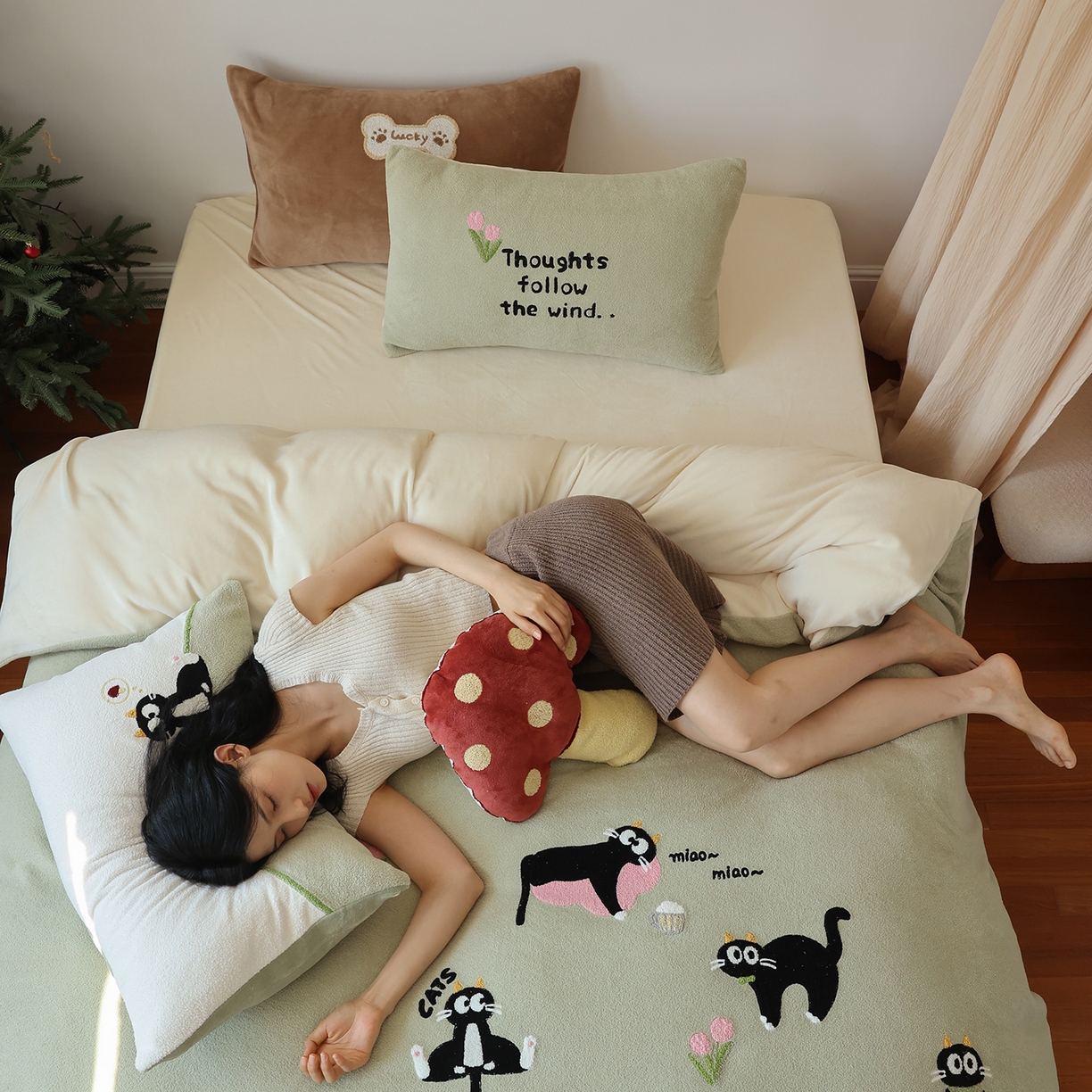 91家纺网 家纺一手货源 找家纺 风向标家纺 2025新款A类全消光暖呢绒毛巾绣四件套-减龄家宠系列（风格二） 炸毛小黑猫-灰绿