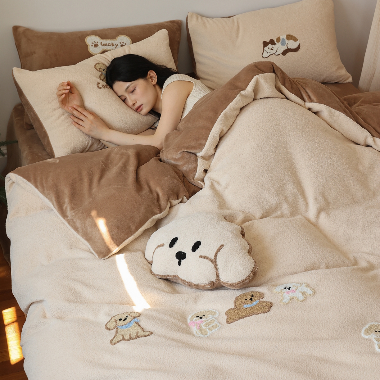 91家纺网 家纺一手货源 找家纺 风向标家纺 2025新款A类全消光暖呢绒毛巾绣四件套-减龄家宠系列（风格二） 站队小泰迪