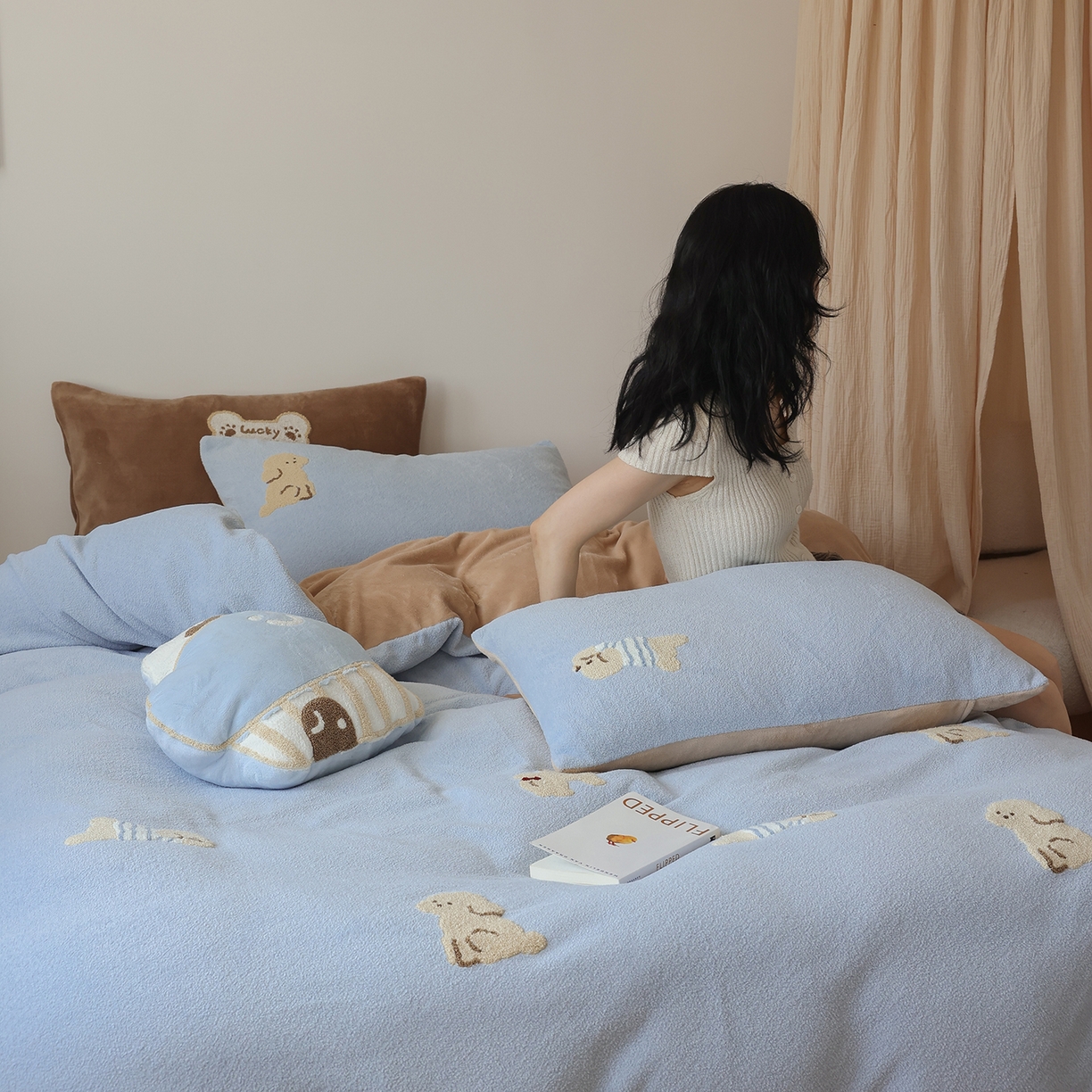 91家纺网 家纺一手货源 找家纺 风向标家纺 2025新款A类全消光暖呢绒毛巾绣四件套-减龄家宠系列（风格二） 海魂衫小狗-蓝咖