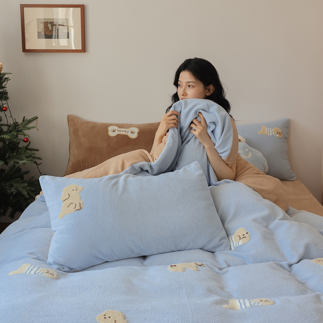 91家纺网 家纺一手货源 找家纺 风向标家纺 2025新款A类全消光暖呢绒毛巾绣四件套-减龄家宠系列（风格二） 海魂衫小狗-蓝咖