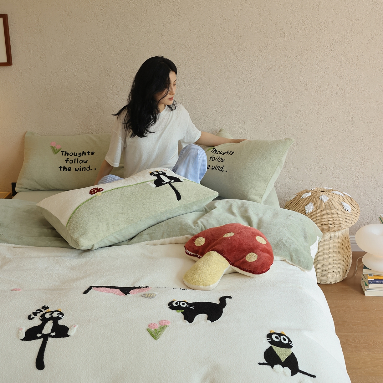 91家纺网 家纺一手货源 找家纺 风向标家纺 2025新款A类全消光暖呢绒毛巾绣四件套-减龄家宠系列（风格二） 炸毛小黑猫-奶白