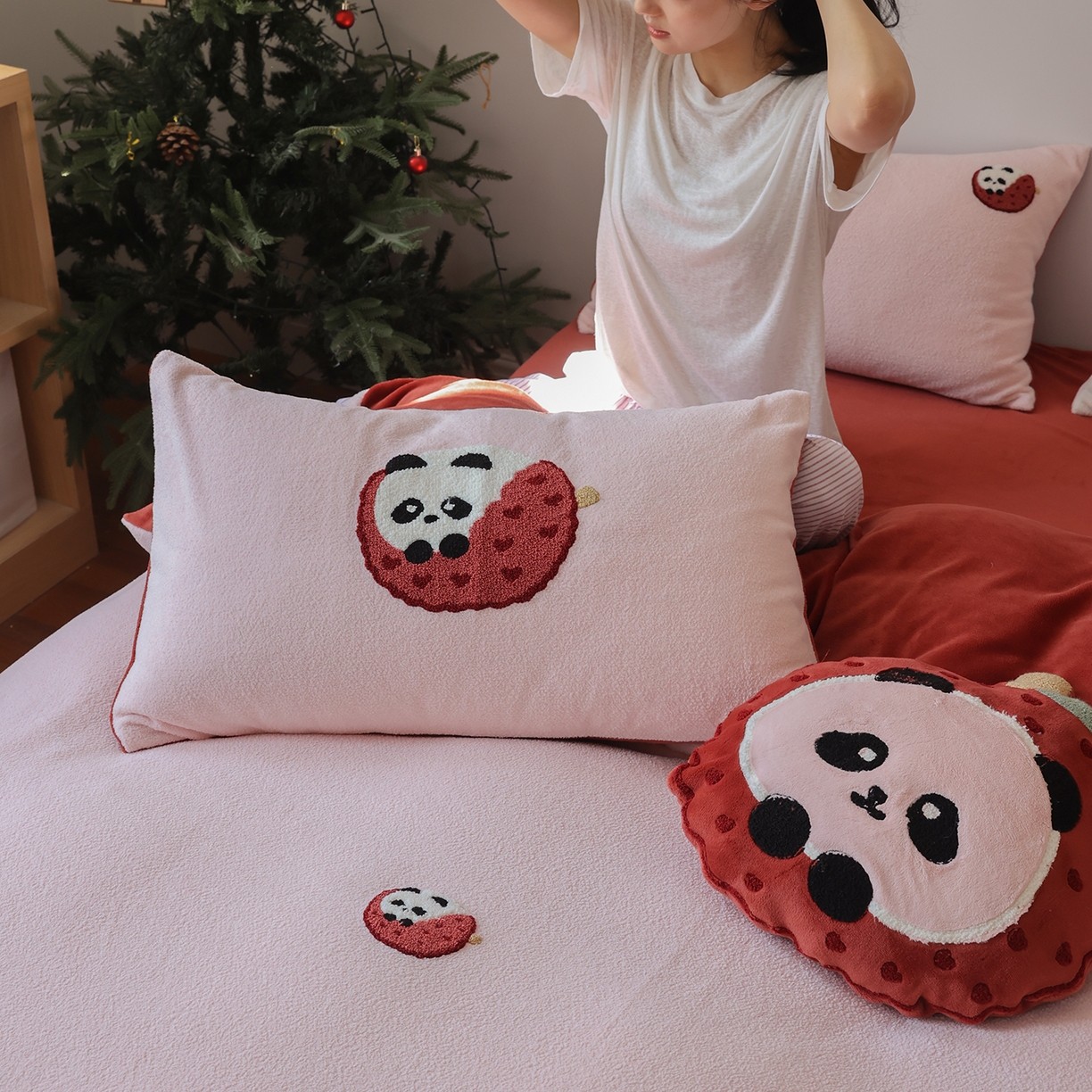 91家纺网 家纺一手货源 找家纺 风向标家纺 2025新款A类全消光暖呢绒毛巾绣四件套-减龄家宠系列（风格二） 荔枝熊猫-红