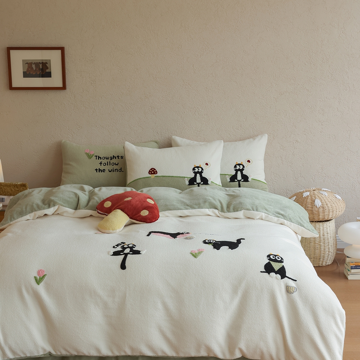 91家纺网 家纺一手货源 找家纺 风向标家纺 2025新款A类全消光暖呢绒毛巾绣四件套-减龄家宠系列（风格二） 炸毛小黑猫-奶白