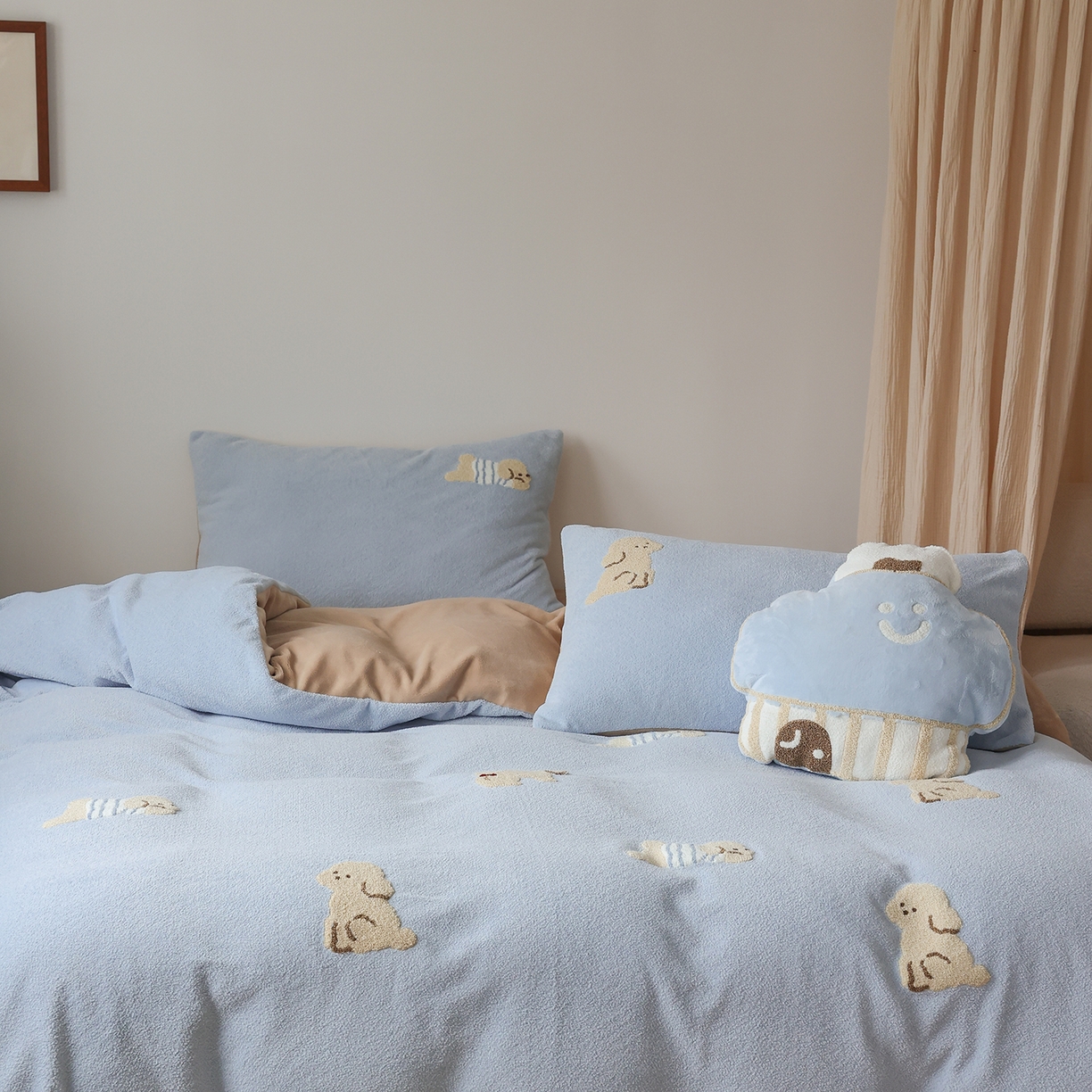 91家纺网 家纺一手货源 找家纺 风向标家纺 2025新款A类全消光暖呢绒毛巾绣四件套-减龄家宠系列（风格二） 海魂衫小狗-蓝咖