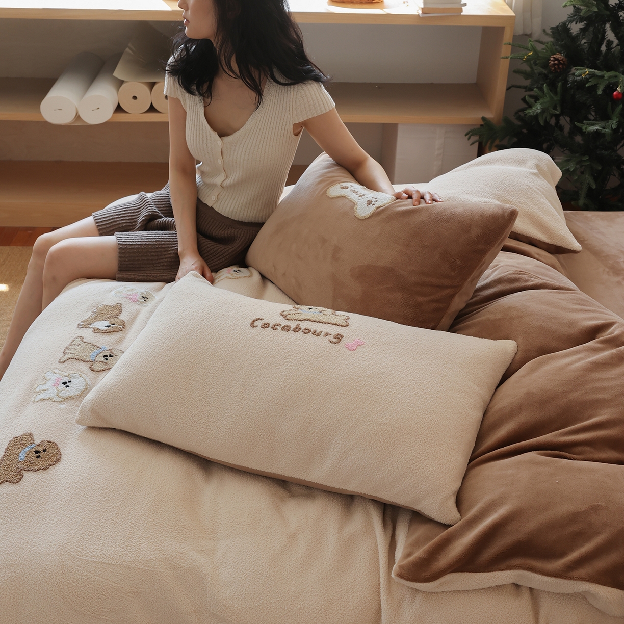 91家纺网 家纺一手货源 找家纺 风向标家纺 2025新款A类全消光暖呢绒毛巾绣四件套-减龄家宠系列（风格二） 站队小泰迪