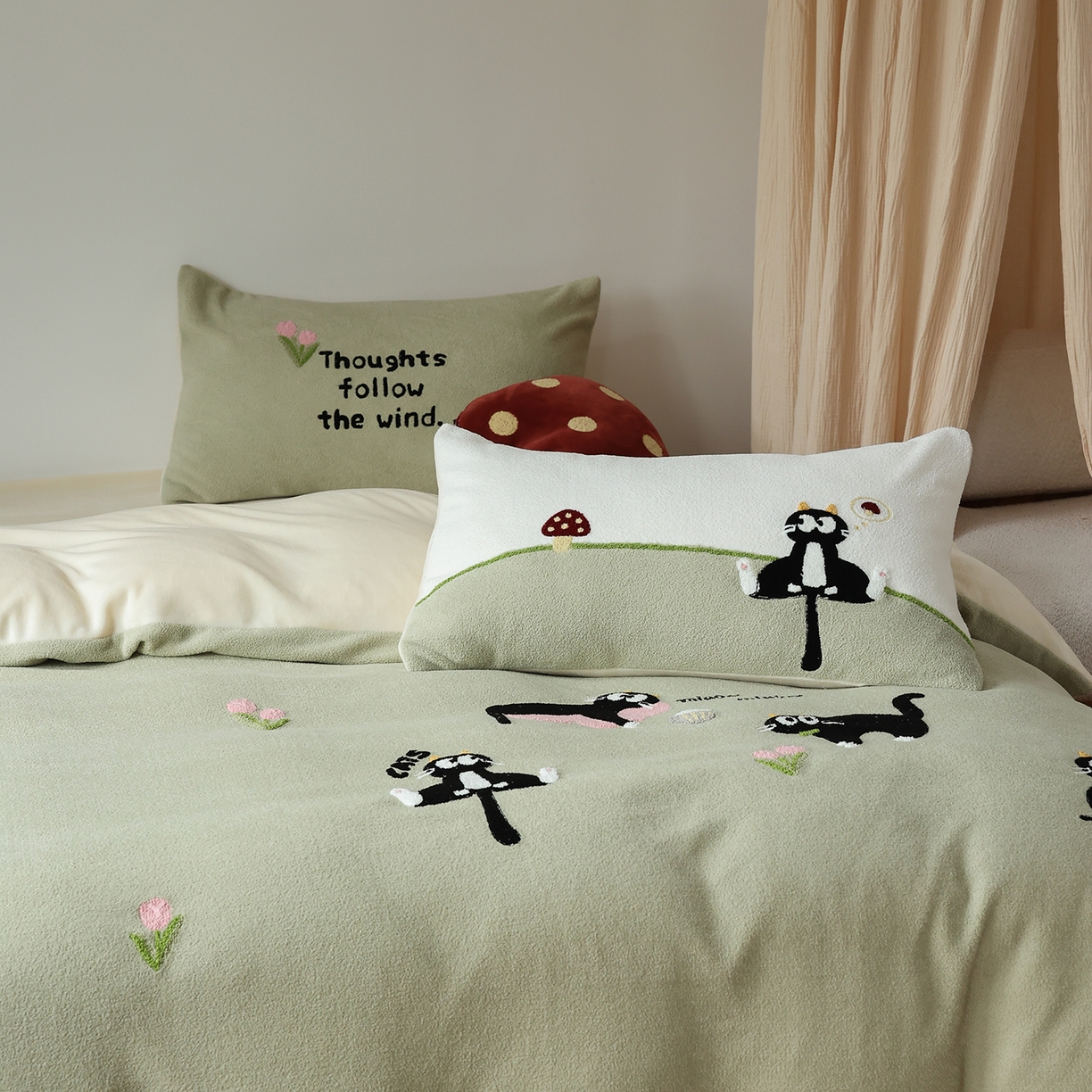 91家纺网 家纺一手货源 找家纺 风向标家纺 2025新款A类全消光暖呢绒毛巾绣四件套-减龄家宠系列（风格二） 炸毛小黑猫-灰绿