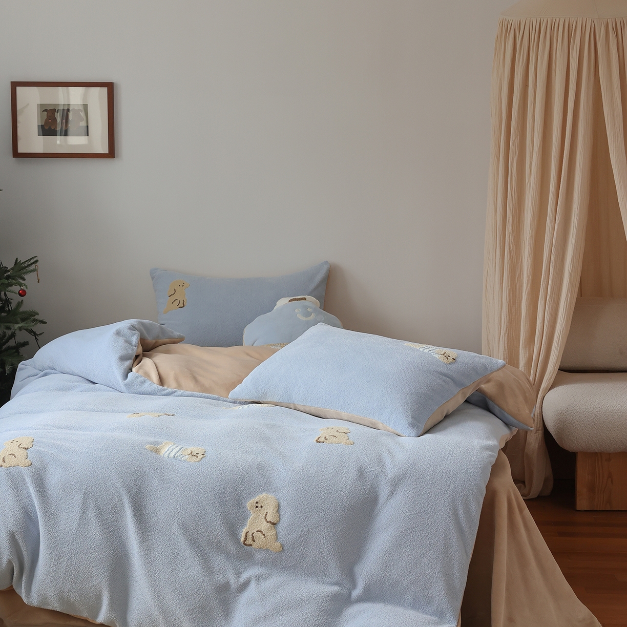 91家纺网 家纺一手货源 找家纺 风向标家纺 2025新款A类全消光暖呢绒毛巾绣四件套-减龄家宠系列（风格二） 海魂衫小狗-蓝咖