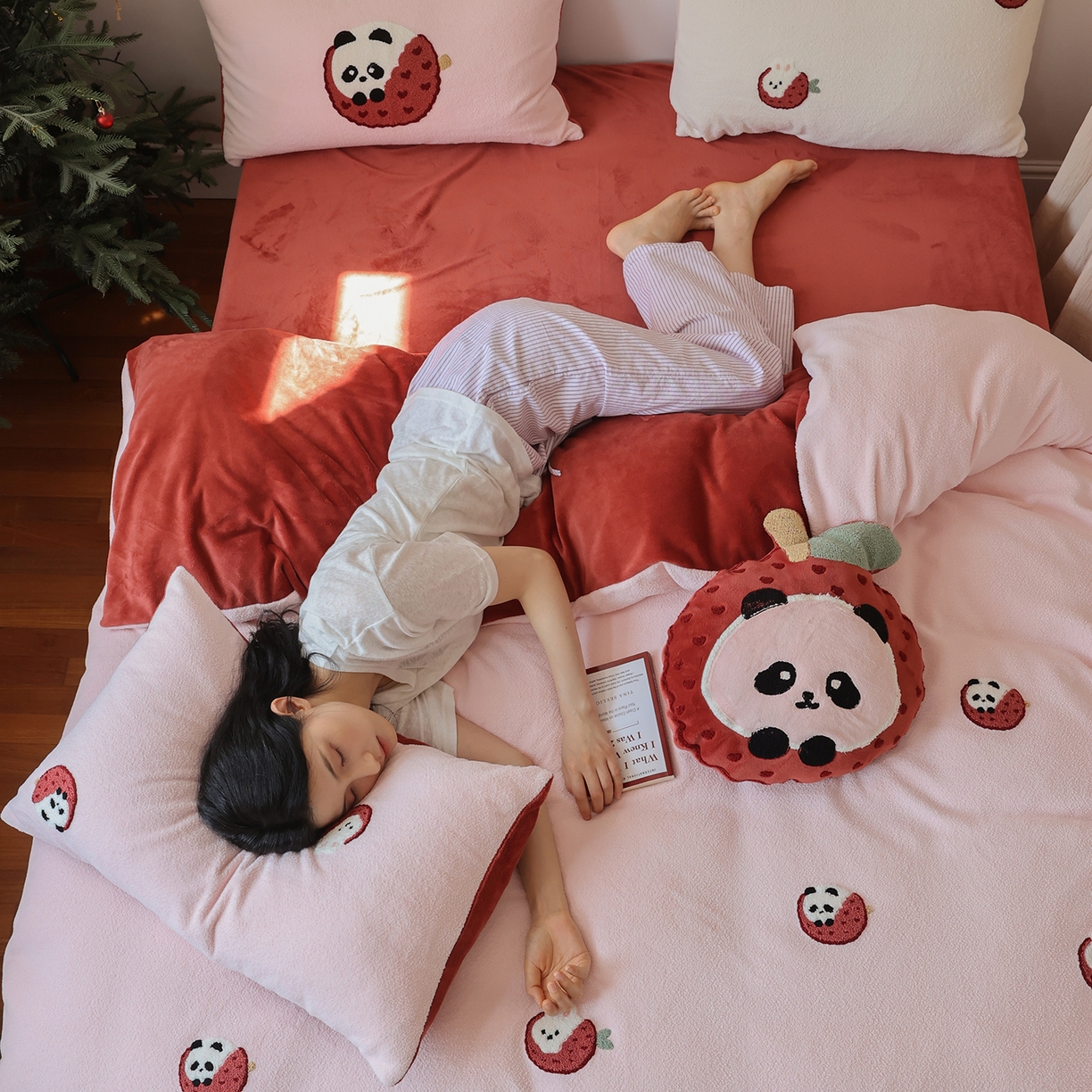 91家纺网 家纺一手货源 找家纺 风向标家纺 2025新款A类全消光暖呢绒毛巾绣四件套-减龄家宠系列（风格二） 荔枝熊猫-红