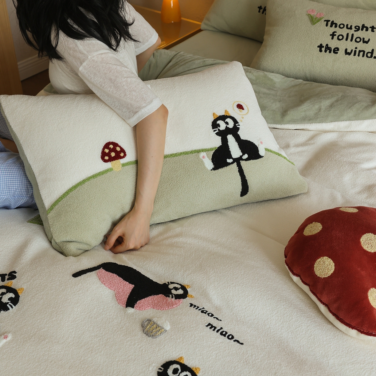 91家纺网 家纺一手货源 找家纺 风向标家纺 2025新款A类全消光暖呢绒毛巾绣四件套-减龄家宠系列（风格二） 炸毛小黑猫-奶白