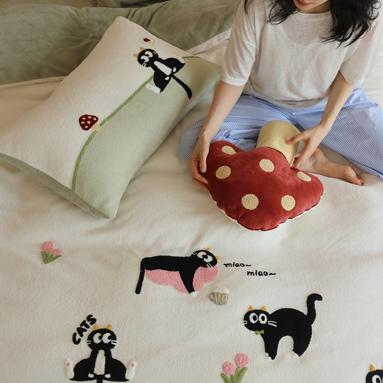 91家纺网 家纺一手货源 找家纺 风向标家纺 2025新款A类全消光暖呢绒毛巾绣四件套-减龄家宠系列（风格二） 炸毛小黑猫-奶白