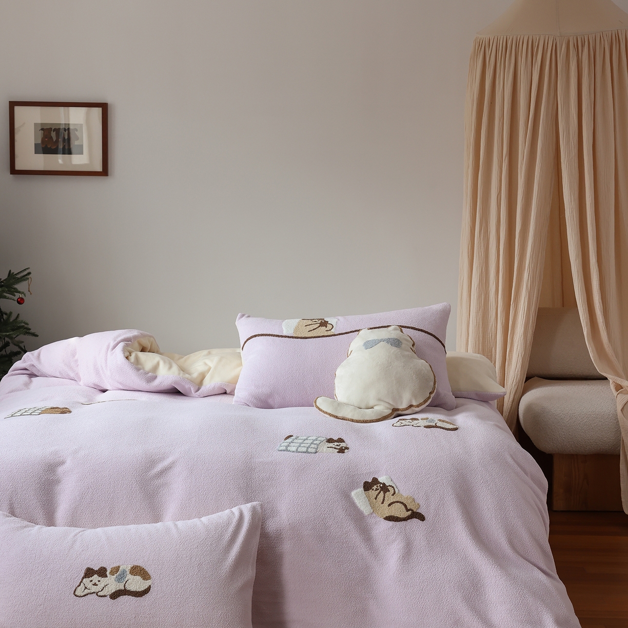91家纺网 家纺一手货源 找家纺 风向标家纺 2025新款A类全消光暖呢绒毛巾绣四件套-减龄家宠系列（风格二） 躺平猫-淡紫