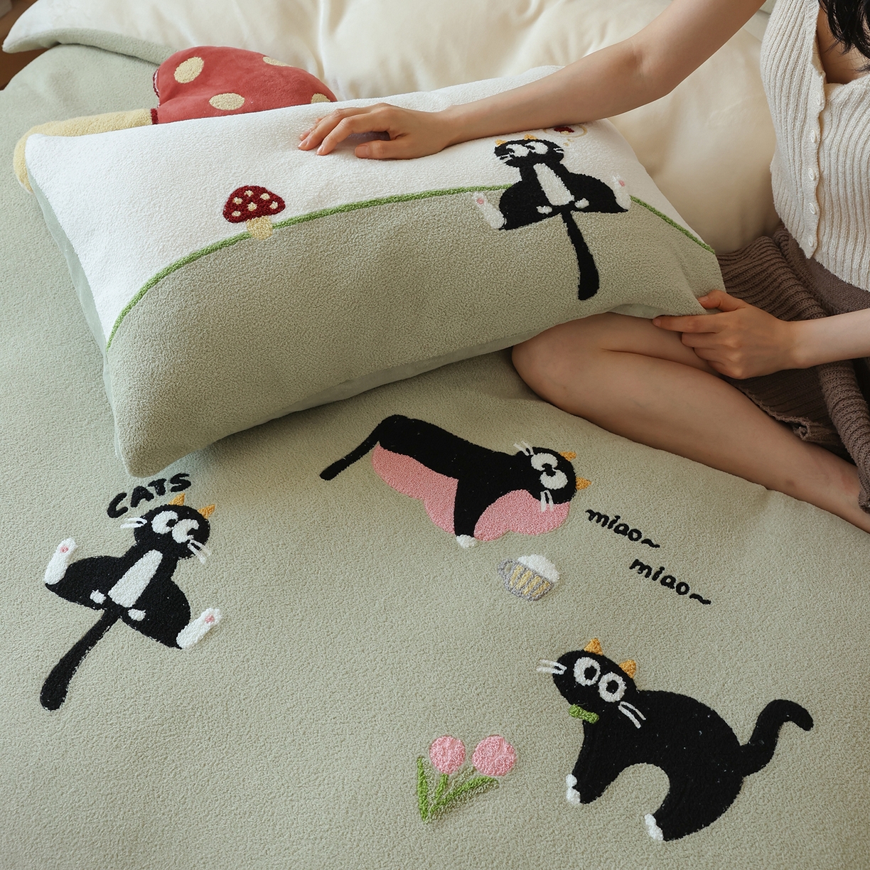 91家纺网 家纺一手货源 找家纺 风向标家纺 2025新款A类全消光暖呢绒毛巾绣四件套-减龄家宠系列（风格二） 炸毛小黑猫-灰绿