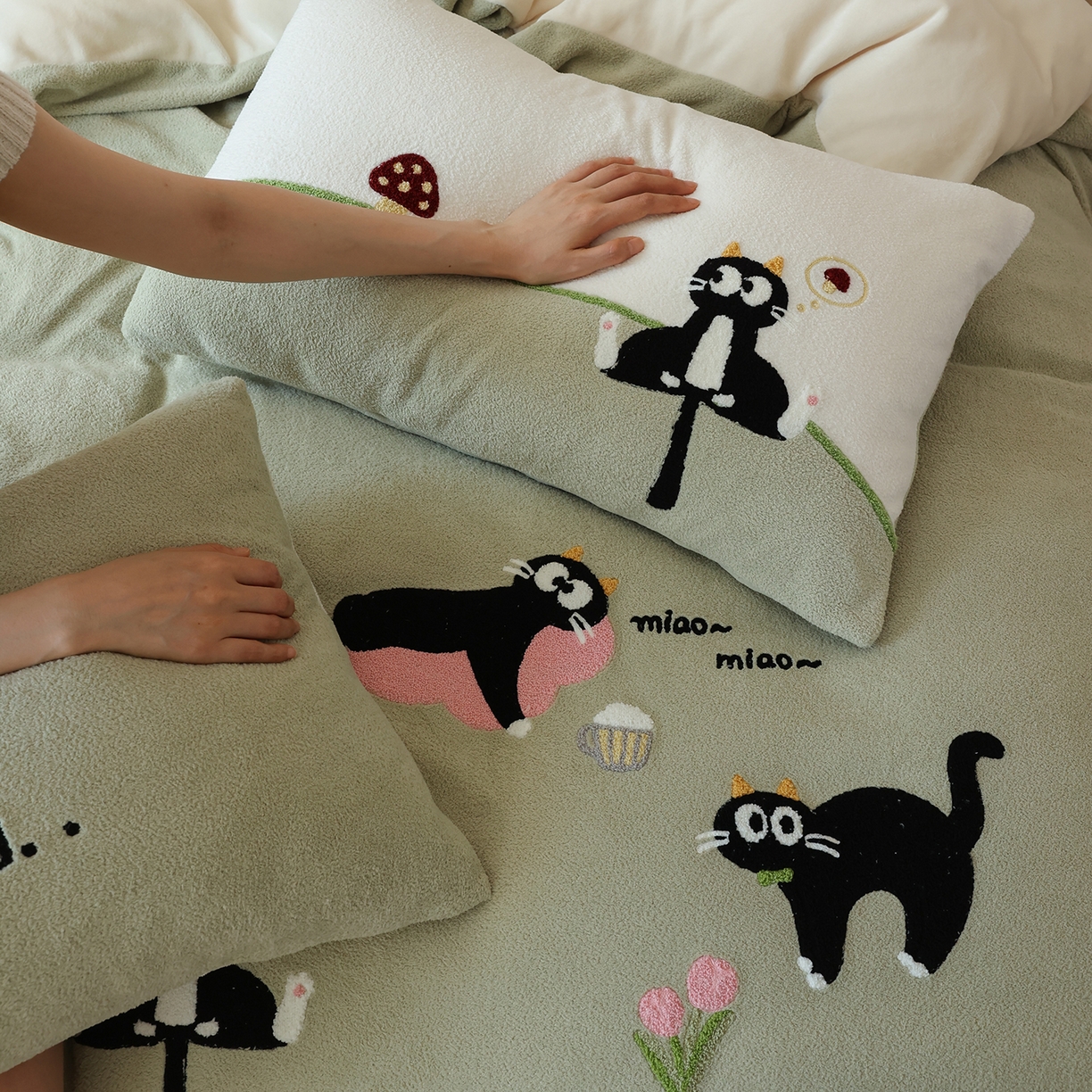 91家纺网 家纺一手货源 找家纺 风向标家纺 2025新款A类全消光暖呢绒毛巾绣四件套-减龄家宠系列（风格二） 炸毛小黑猫-灰绿