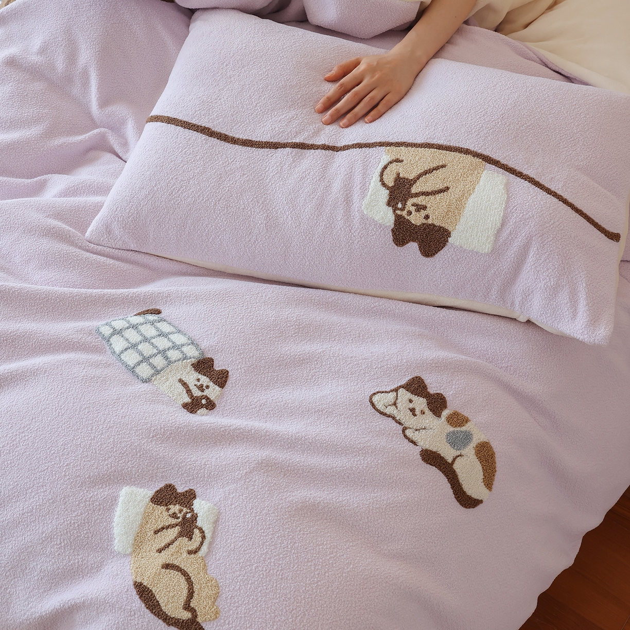 91家纺网 家纺一手货源 找家纺 风向标家纺 2025新款A类全消光暖呢绒毛巾绣四件套-减龄家宠系列（风格二） 躺平猫-淡紫