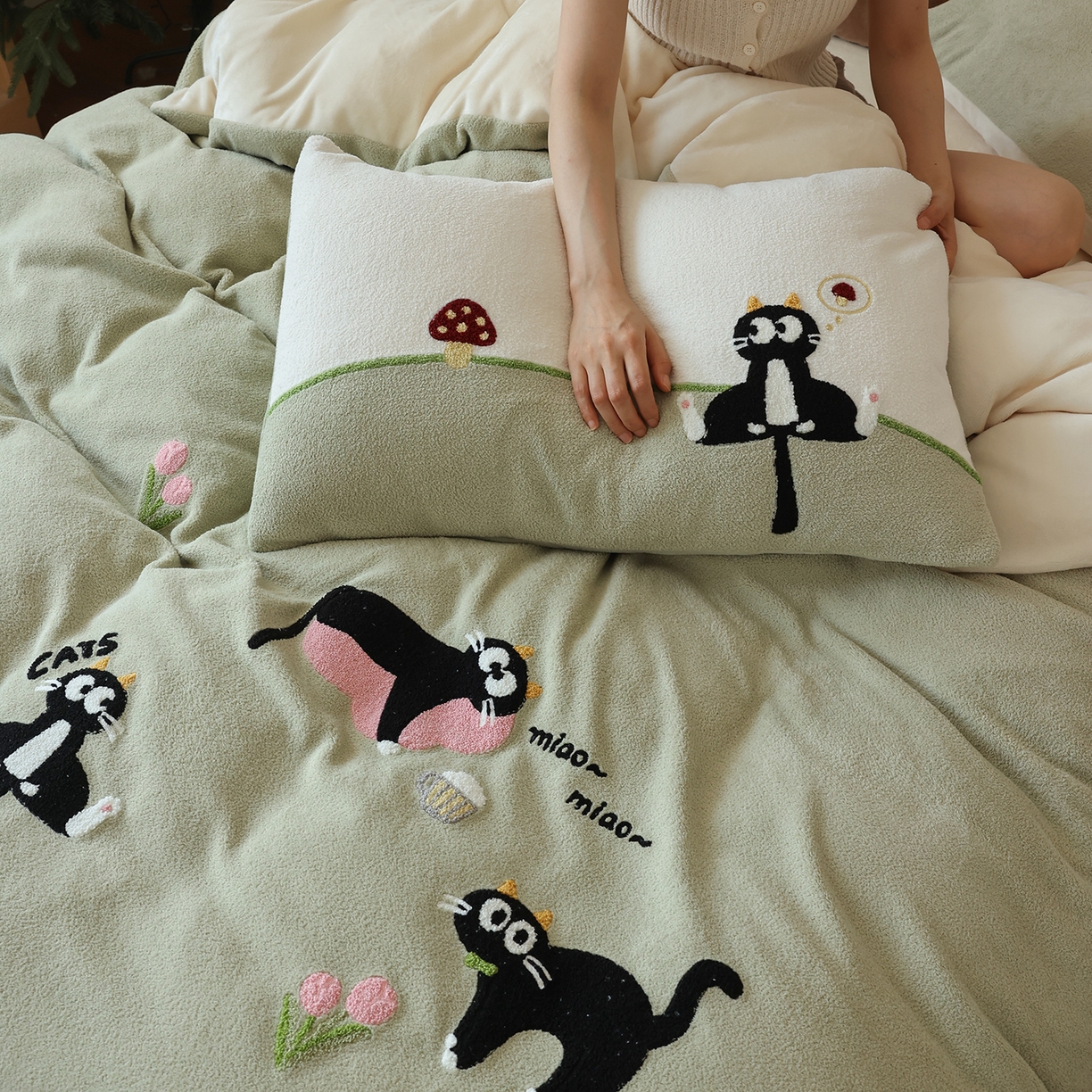 91家纺网 家纺一手货源 找家纺 风向标家纺 2025新款A类全消光暖呢绒毛巾绣四件套-减龄家宠系列（风格二） 炸毛小黑猫-灰绿