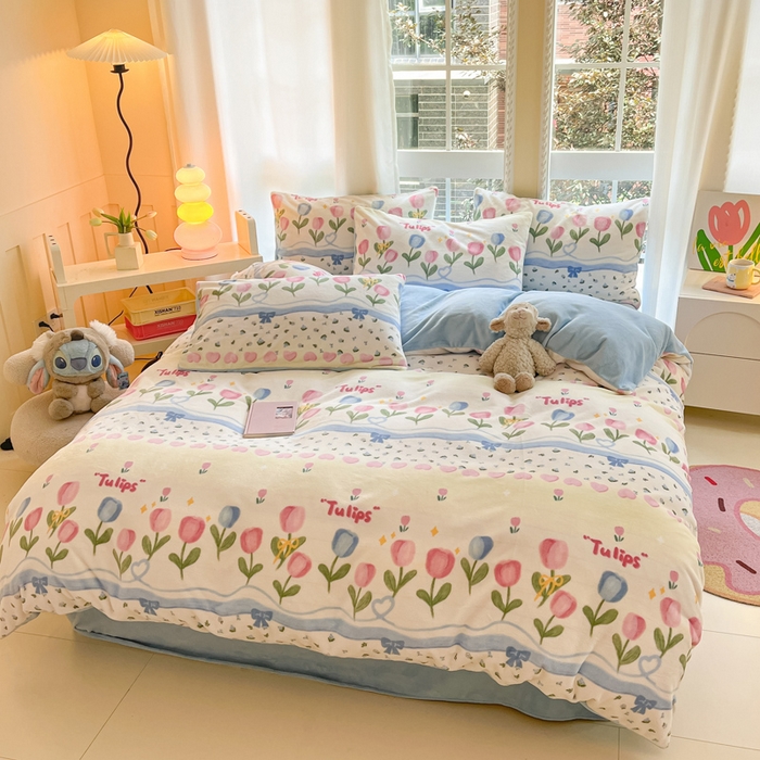 91家纺网 家纺一手货源 找家纺 佳汐蓝家纺 2025新款190克高克重牛奶绒印花四件套 郁金花海+婴儿蓝