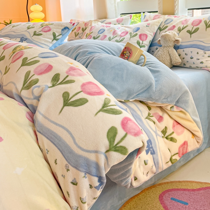 91家纺网 家纺一手货源 找家纺 佳汐蓝家纺 2025新款190克高克重牛奶绒印花四件套 郁金花海+婴儿蓝