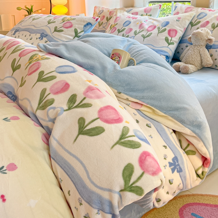 91家纺网 家纺一手货源 找家纺 佳汐蓝家纺 2025新款190克高克重牛奶绒印花四件套 郁金花海+婴儿蓝