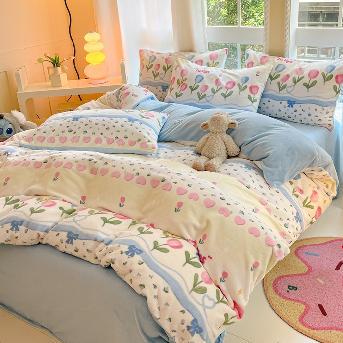 91家纺网 家纺一手货源 找家纺 佳汐蓝家纺 2025新款190克高克重牛奶绒印花四件套 郁金花海+婴儿蓝