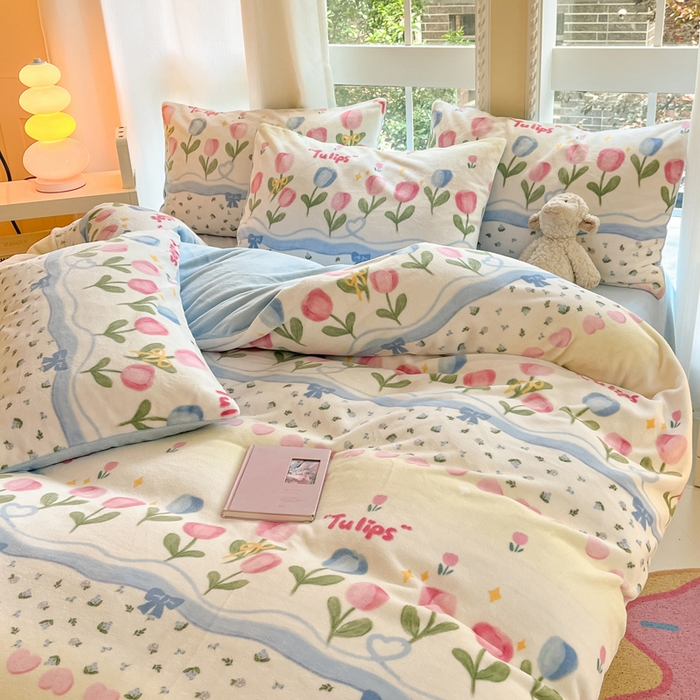 91家纺网 家纺一手货源 找家纺 佳汐蓝家纺 2025新款190克高克重牛奶绒印花四件套 郁金花海+婴儿蓝