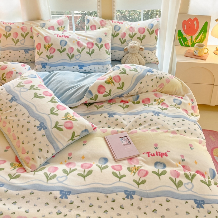 91家纺网 家纺一手货源 找家纺 佳汐蓝家纺 2025新款190克高克重牛奶绒印花四件套 郁金花海+婴儿蓝