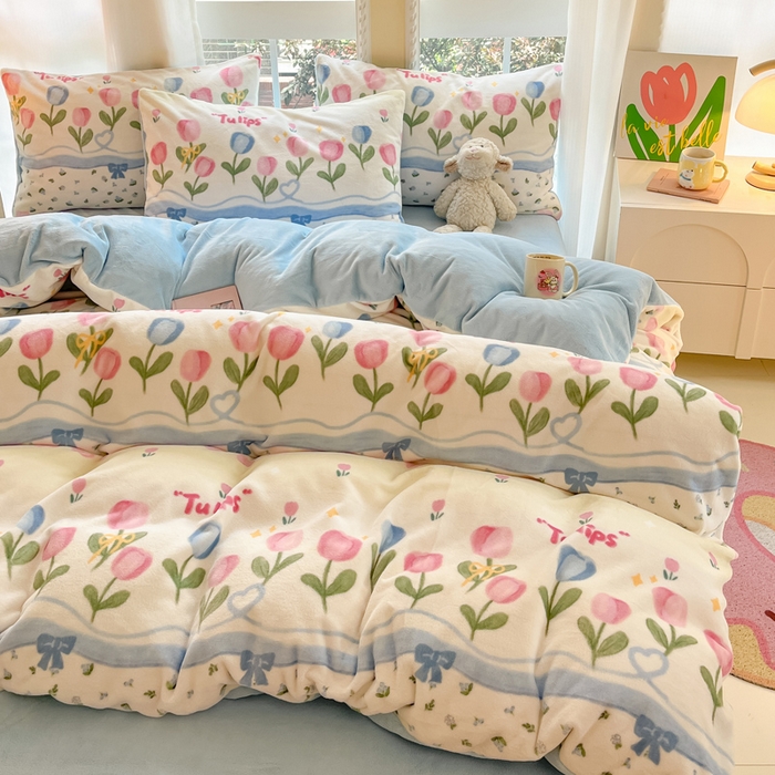 91家纺网 家纺一手货源 找家纺 佳汐蓝家纺 2025新款190克高克重牛奶绒印花四件套 郁金花海+婴儿蓝