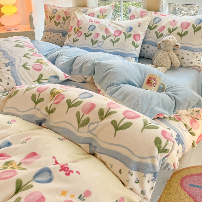 91家纺网 家纺一手货源 找家纺 佳汐蓝家纺 2025新款190克高克重牛奶绒印花四件套 郁金花海+婴儿蓝