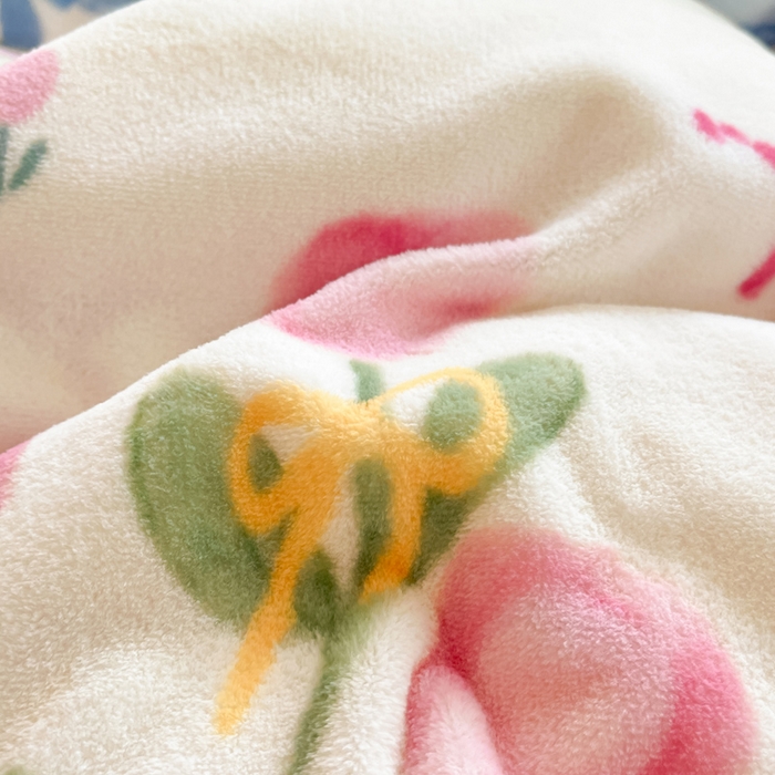 91家纺网 家纺一手货源 找家纺 佳汐蓝家纺 2025新款190克高克重牛奶绒印花四件套 郁金花海+婴儿蓝