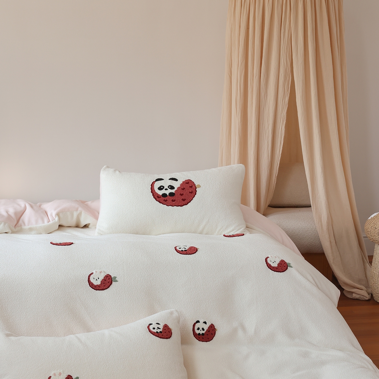 91家纺网 家纺一手货源 找家纺 风向标家纺 2025新款A类全消光暖呢绒毛巾绣四件套-减龄家宠系列（风格二） 荔枝熊猫-粉