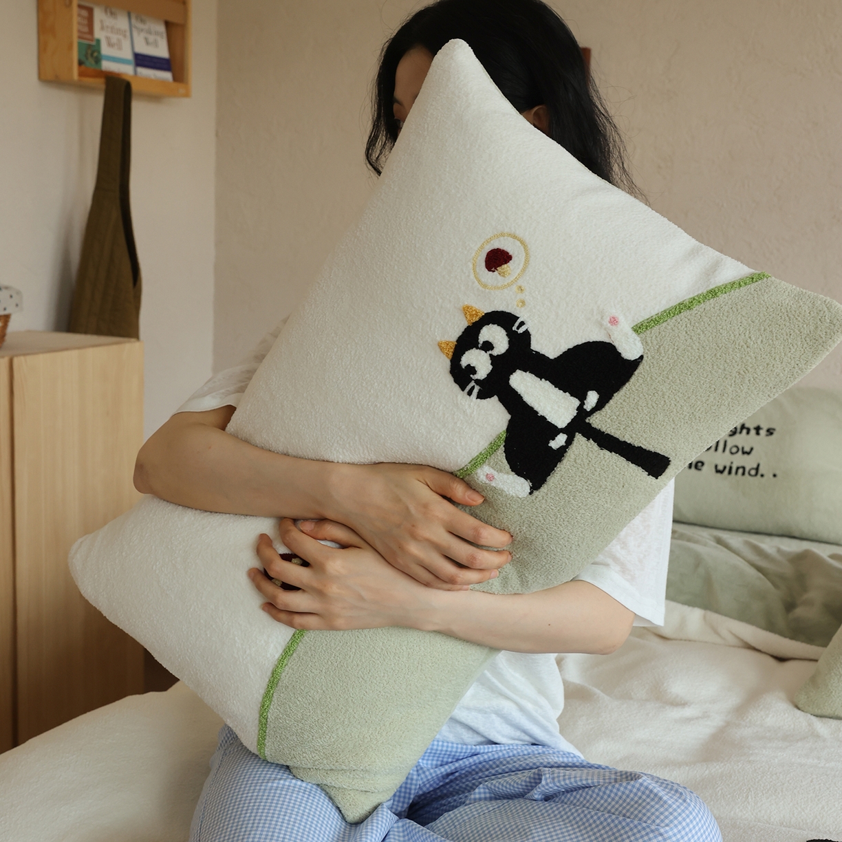 91家纺网 家纺一手货源 找家纺 风向标家纺 2025新款A类全消光暖呢绒毛巾绣四件套-减龄家宠系列（风格二） 炸毛小黑猫-奶白