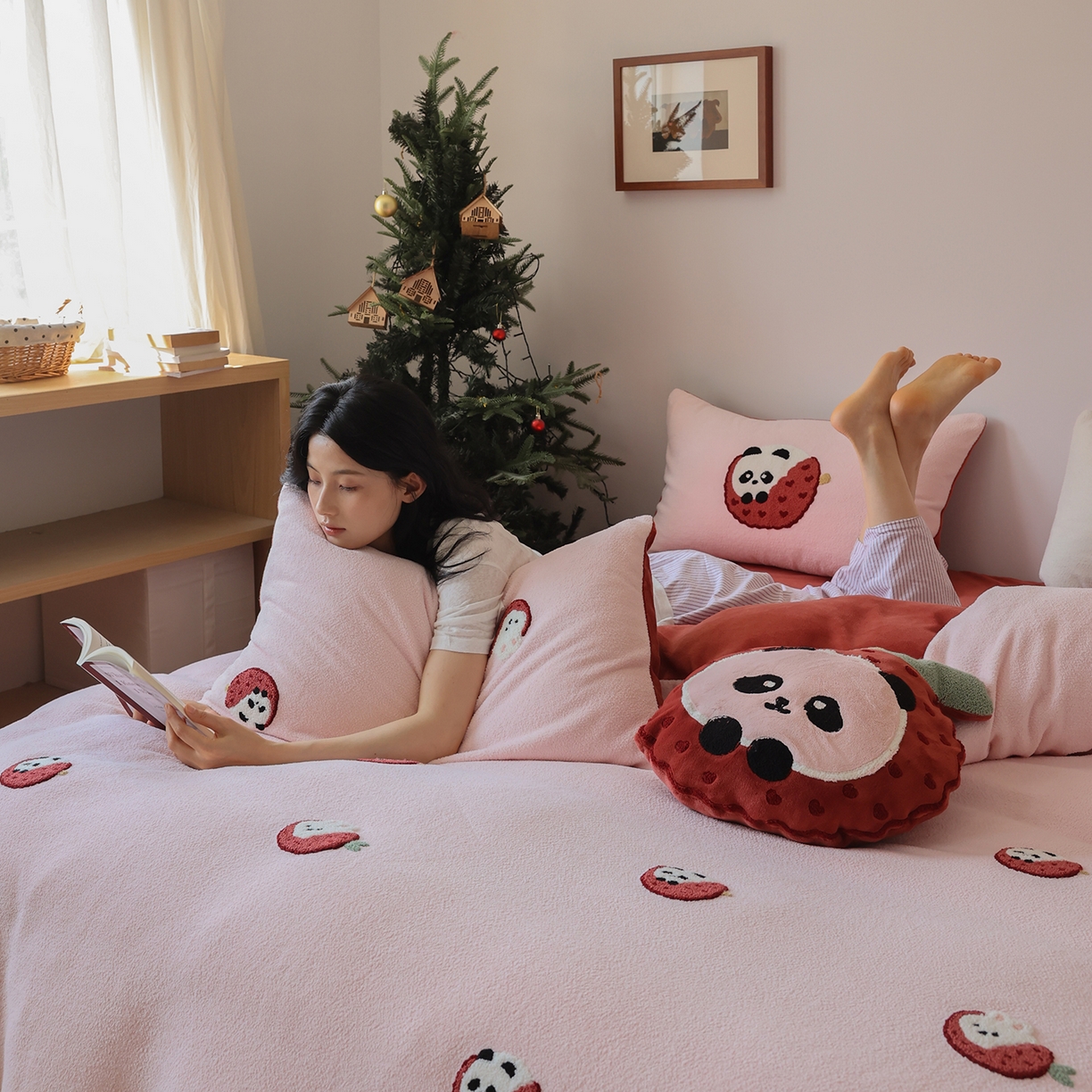 91家纺网 家纺一手货源 找家纺 风向标家纺 2025新款A类全消光暖呢绒毛巾绣四件套-减龄家宠系列（风格二） 荔枝熊猫-红